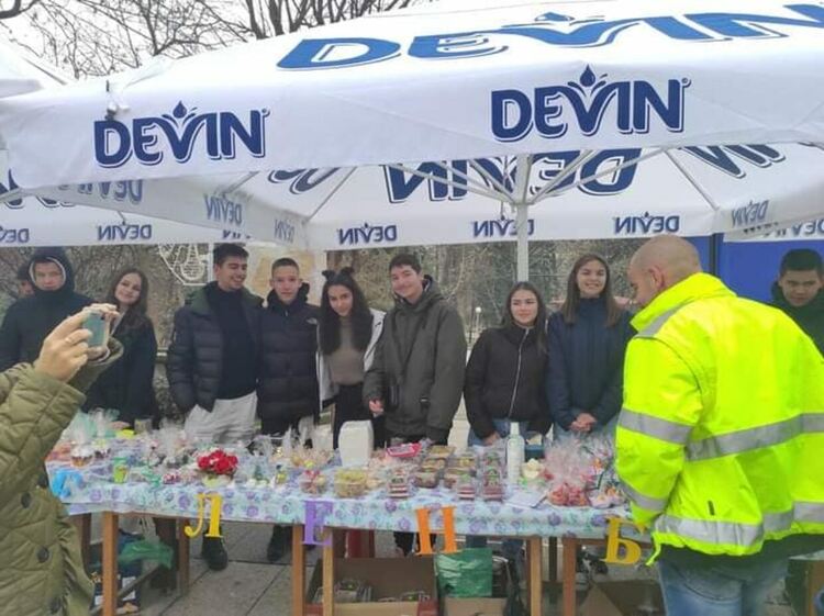 Коледен базар в Девин събра над 5600 лева за болно дете