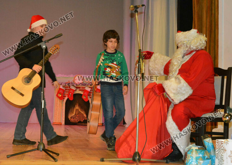 Децата от школите на Читалище „Заря“ пяха, свириха и танцуваха пред Дядо Коледа