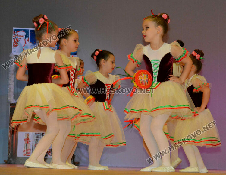 Децата от школите на Читалище „Заря“ пяха, свириха и танцуваха пред Дядо Коледа