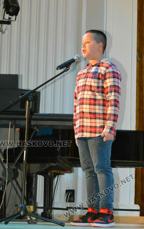 Децата от школите на Читалище „Заря“ пяха, свириха и танцуваха пред Дядо Коледа