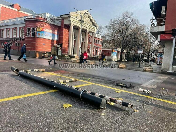 Светофарът до театъра отново е изкъртен