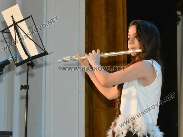 Децата от школите на Читалище „Заря“ пяха, свириха и танцуваха пред Дядо Коледа