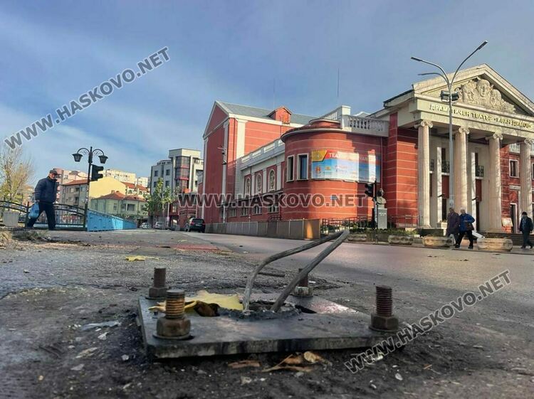 Светофарът до театъра отново е изкъртен