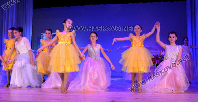 Децата от школите на Читалище „Заря“ пяха, свириха и танцуваха пред Дядо Коледа