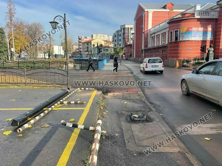 Светофарът до театъра отново е изкъртен