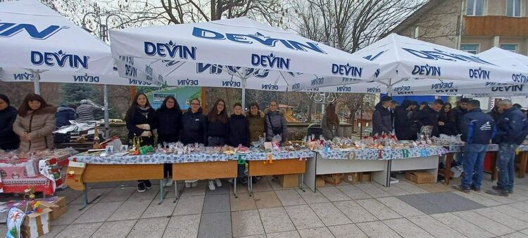 Коледен базар в Девин събра над 5600 лева за болно дете