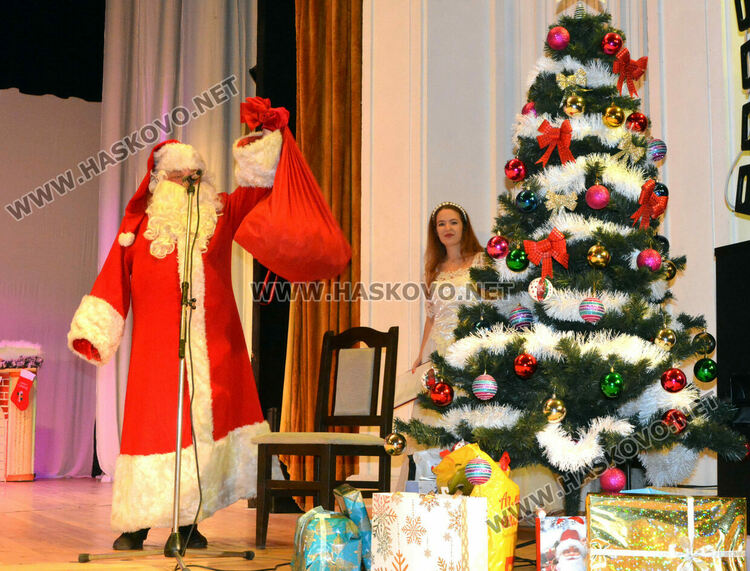 Децата от школите на Читалище „Заря“ пяха, свириха и танцуваха пред Дядо Коледа
