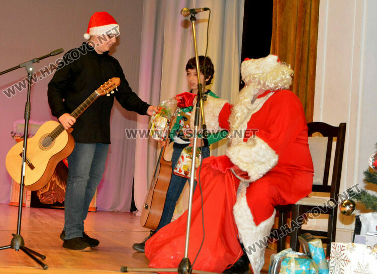 Децата от школите на Читалище „Заря“ пяха, свириха и танцуваха пред Дядо Коледа