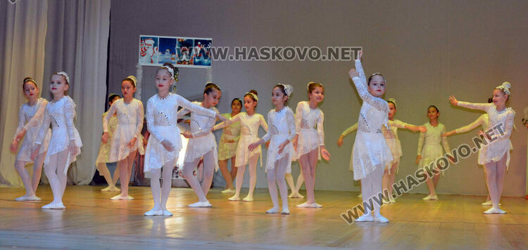 Децата от школите на Читалище „Заря“ пяха, свириха и танцуваха пред Дядо Коледа