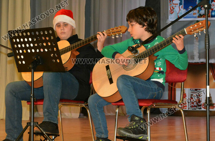 Децата от школите на Читалище „Заря“ пяха, свириха и танцуваха пред Дядо Коледа