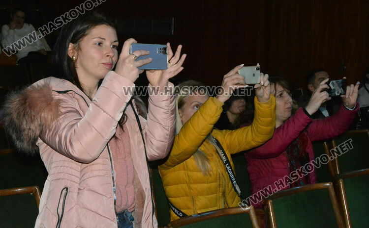 Децата от школите на Читалище „Заря“ пяха, свириха и танцуваха пред Дядо Коледа