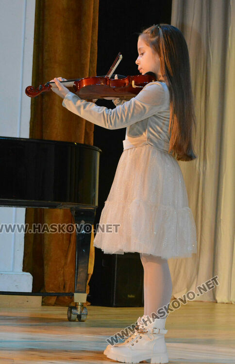 Децата от школите на Читалище „Заря“ пяха, свириха и танцуваха пред Дядо Коледа