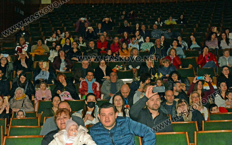 Децата от школите на Читалище „Заря“ пяха, свириха и танцуваха пред Дядо Коледа