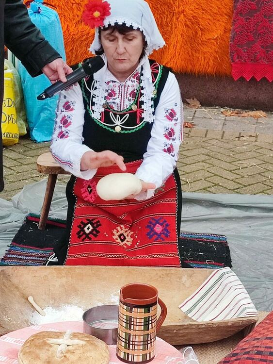 Богато разнообразие от ястия и занаяти бе показано на Коледна трапеза днес