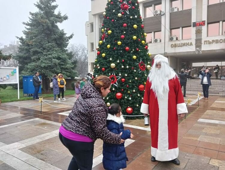 Много настроение създаде благотворителният  Коледен базар в Първомай