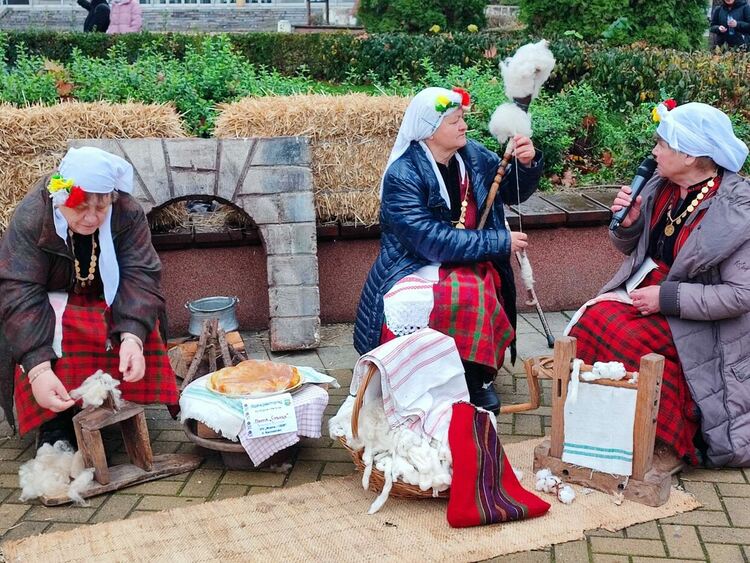 Богато разнообразие от ястия и занаяти бе показано на Коледна трапеза днес