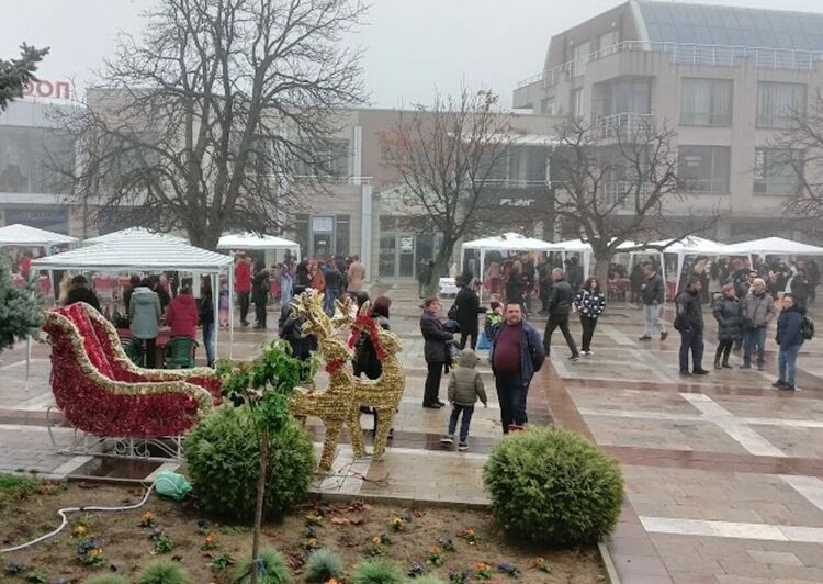 Много настроение създаде благотворителният  Коледен базар в Първомай