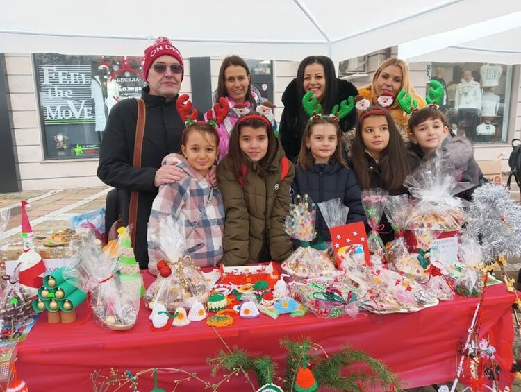 Много настроение създаде благотворителният  Коледен базар в Първомай