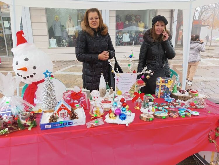 Много настроение създаде благотворителният  Коледен базар в Първомай