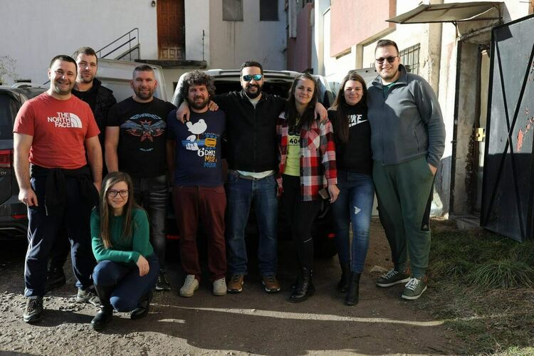 От кампанията "Бъди човек" дариха хранителни пакети на нуждаещи се в Девинско