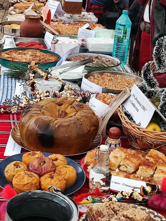 Богато разнообразие от ястия и занаяти бе показано на Коледна трапеза днес