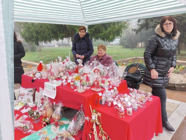 Много настроение създаде благотворителният  Коледен базар в Първомай