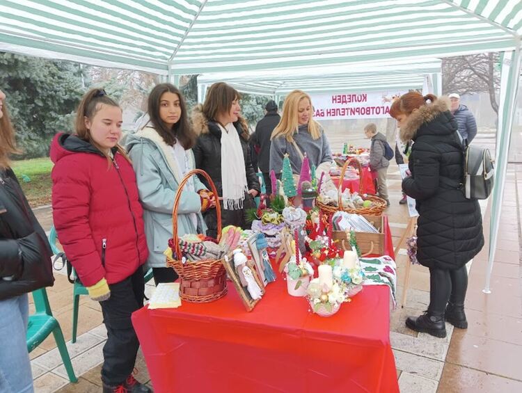 Много настроение създаде благотворителният  Коледен базар в Първомай
