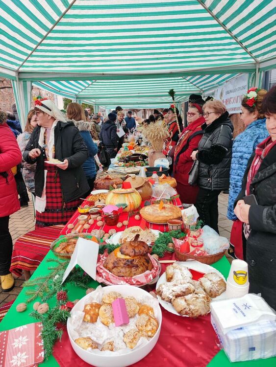 Богато разнообразие от ястия и занаяти бе показано на Коледна трапеза днес