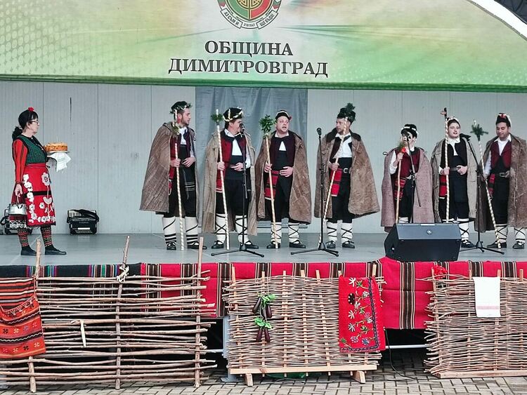 Богато разнообразие от ястия и занаяти бе показано на Коледна трапеза днес