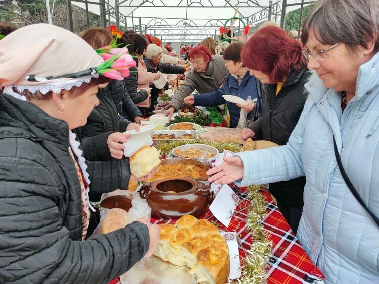 Богато разнообразие от ястия и занаяти бе показано на Коледна трапеза днес