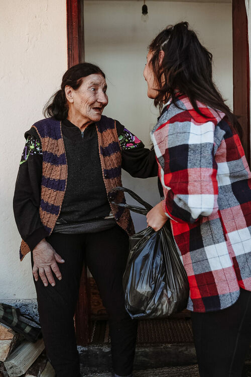 От кампанията "Бъди човек" дариха хранителни пакети на нуждаещи се в Девинско