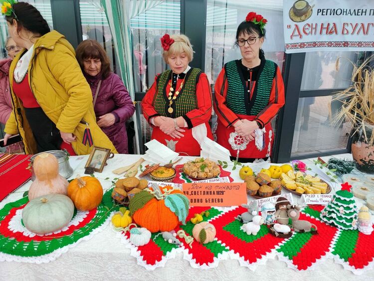 Богато разнообразие от ястия и занаяти бе показано на Коледна трапеза днес
