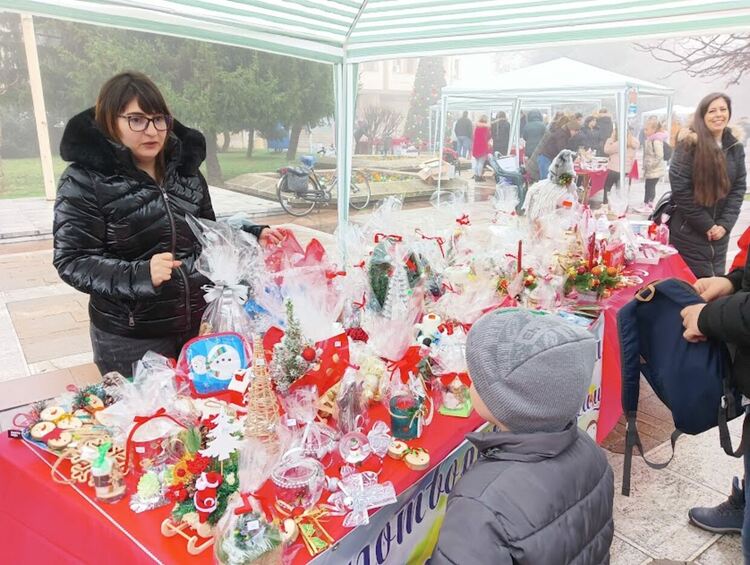 Много настроение създаде благотворителният  Коледен базар в Първомай