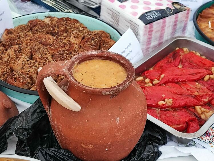 Богато разнообразие от ястия и занаяти бе показано на Коледна трапеза днес