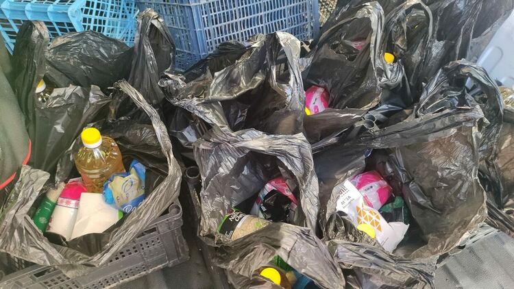 От кампанията "Бъди човек" дариха хранителни пакети на нуждаещи се в Девинско