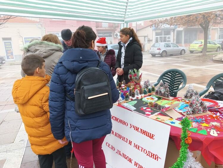 Много настроение създаде благотворителният  Коледен базар в Първомай