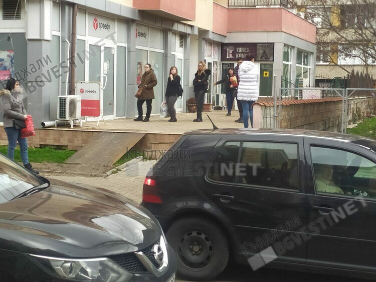 Опашки се извиха за коледни подаръци … пред офисите на куриерските фирми в Кърджали