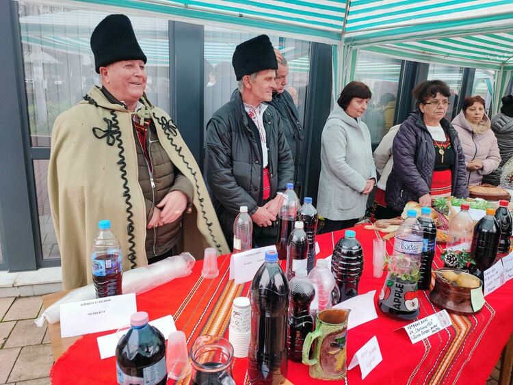 Богато разнообразие от ястия и занаяти бе показано на Коледна трапеза днес