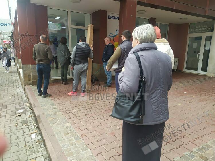 Опашки се извиха за коледни подаръци … пред офисите на куриерските фирми в Кърджали