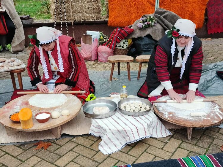 Богато разнообразие от ястия и занаяти бе показано на Коледна трапеза днес