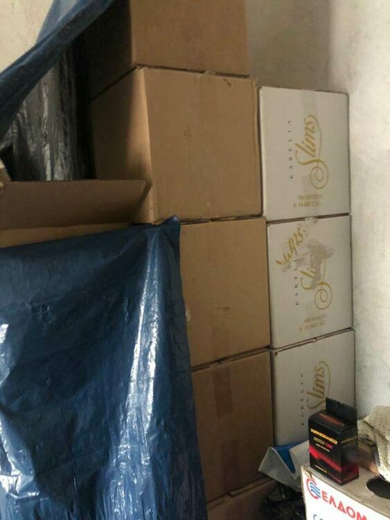 Задържаха мъж с над 500 000 цигари и пурети в гараж