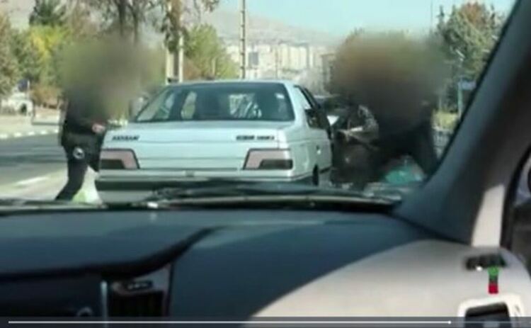 Иранските телевизии показаха кадри, за които твърдят че са от извършените арести на агентите