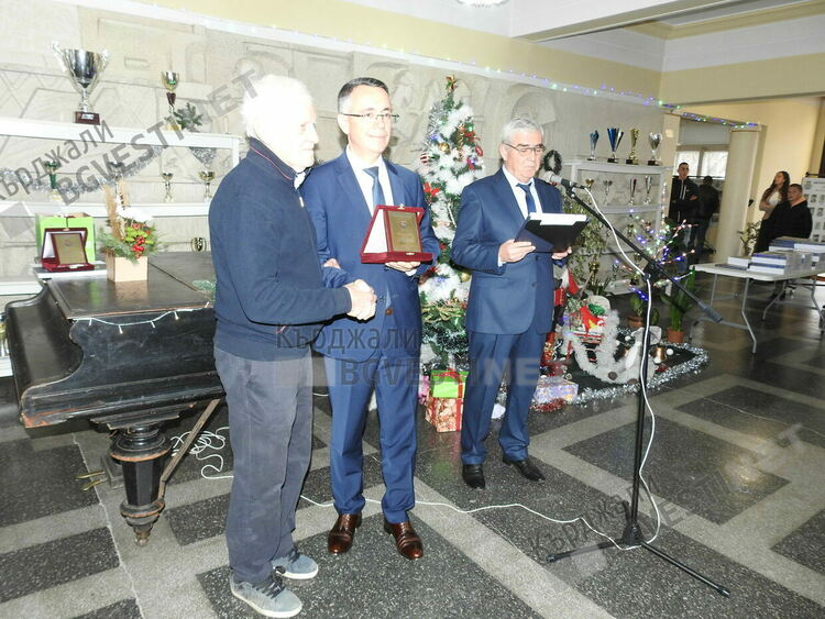 Представиха уникална книга за развитието на спорта в Кърджали 