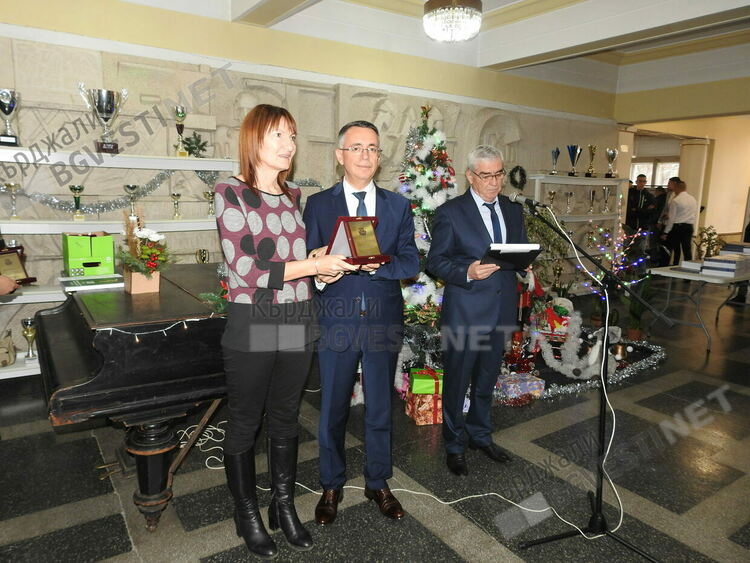 Представиха уникална книга за развитието на спорта в Кърджали 