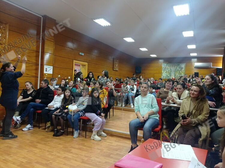 Коледен подарък от „HAPPY DINO“ за учениците от СУ „П.Р.Славейков“