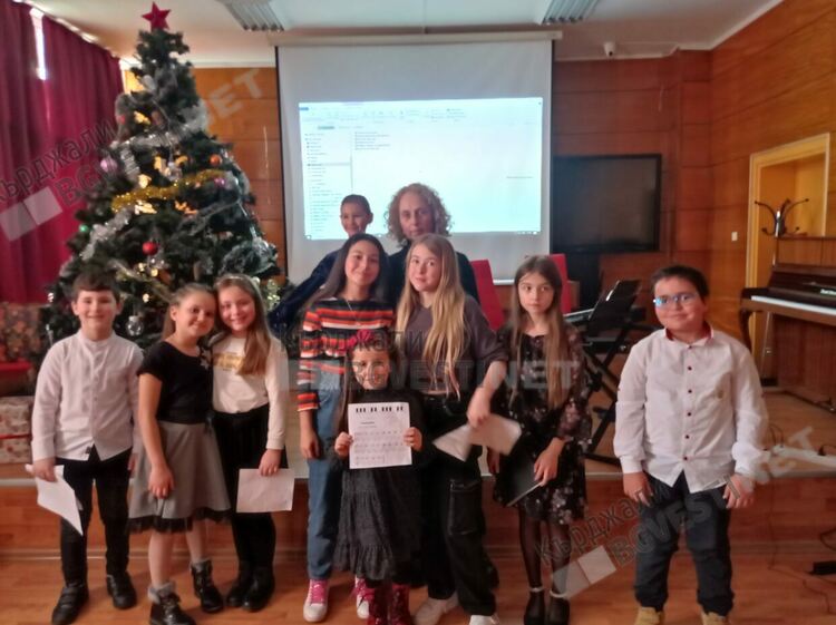 Коледен подарък от „HAPPY DINO“ за учениците от СУ „П.Р.Славейков“