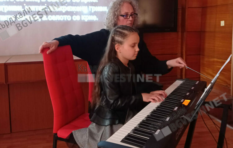 Коледен подарък от „HAPPY DINO“ за учениците от СУ „П.Р.Славейков“