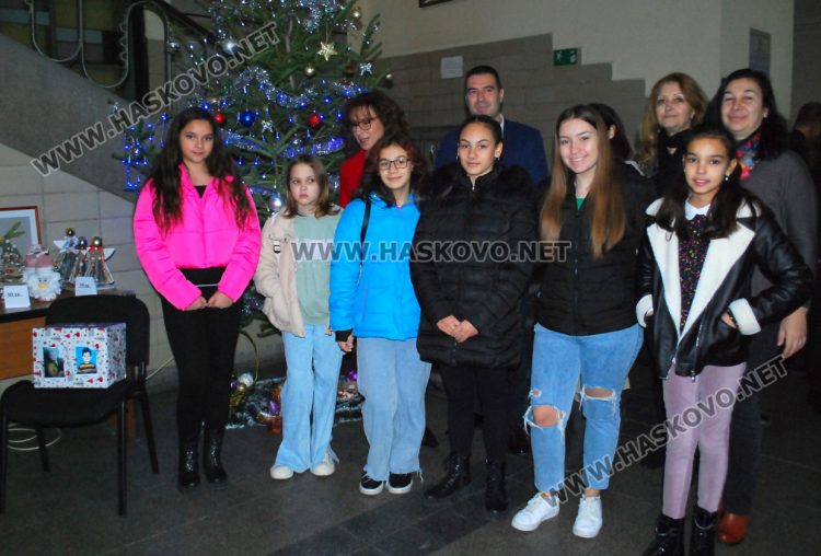 6600 лева са събрани на Коледния базар в съда и дарени на Георги и Дани 