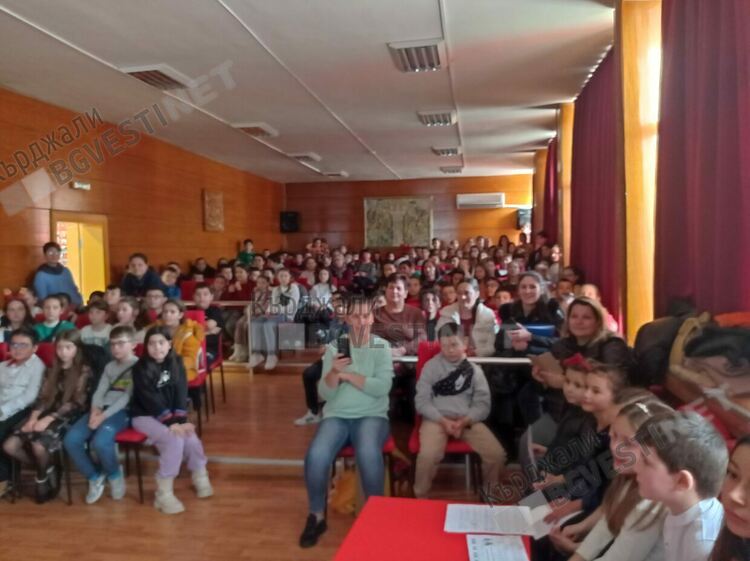 Коледен подарък от „HAPPY DINO“ за учениците от СУ „П.Р.Славейков“