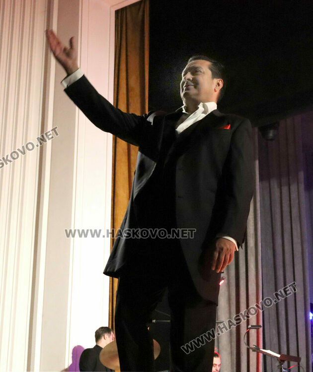 Васил Петров с празничен концерт в Хасково